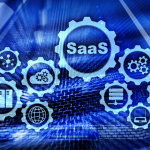 SaaS (Software as a Service) é um modelo de distribuição de software onde as aplicações são hospedadas na nuvem.