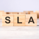 SLA, ou Acordo de Nível de Serviço, é um contrato estabelecido entre fornecedores de serviços e seus clientes.
