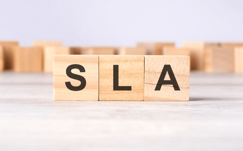 SLA, ou Acordo de Nível de Serviço, é um contrato estabelecido entre fornecedores de serviços e seus clientes.