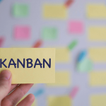 O kanban de tarefas se adapta a diferentes contextos e oferece benefícios concretos para quem busca organização e eficiência.